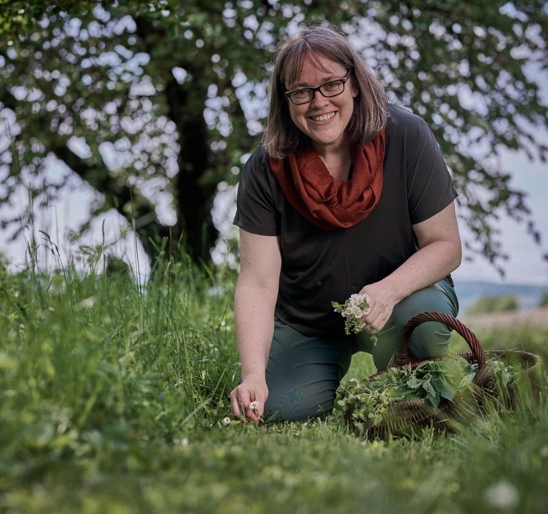 Petra Regner-Haindl beim Sammeln von Wildkräutern