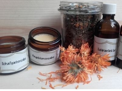 2 Salbentiegel, 2 Tinkturen in Flaschen und getrocknete Ringelblumen