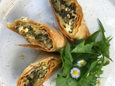 Veganer Wildkräuterstrudel mit Löwenzahn und Gänseblümchensalat