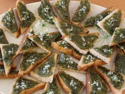 Wildkräuter Toastbrotecken mit Wildkräuterpesto und Gierschblüten