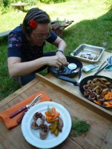 Petra Regner-Haindl beim Foodstyling für das Weinviertler Wildkräuterbuch Schweinsmedaillons mit Quendl