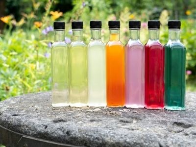 Wildkräutergetränke: Sirupe in bunten Farben