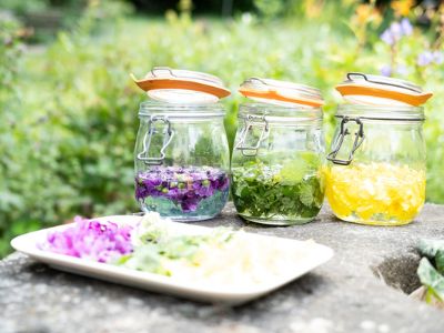 3 bunte Sirupansätze im Glas