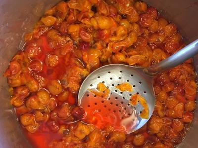 Sandornmarmelade wird gekocht