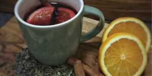 Glühwein im Häferl mit Gewürze und Kräuter