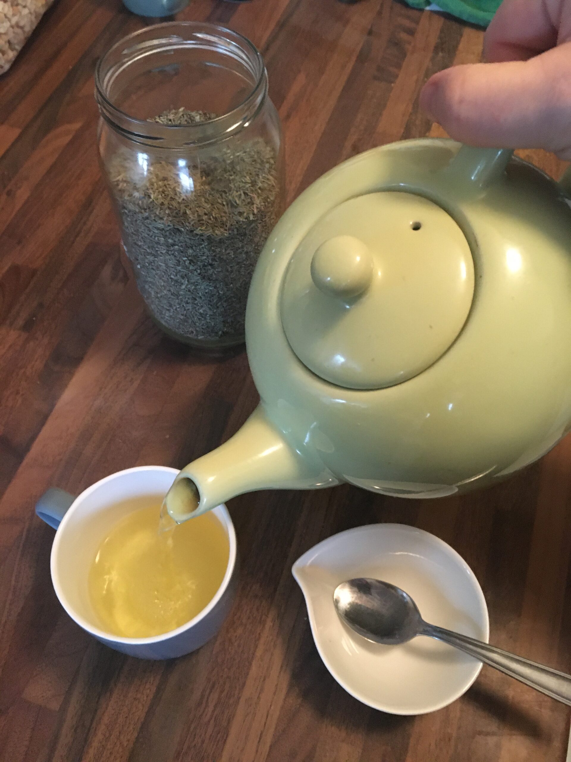 Tee wird in eine Tasse eingeschenkt