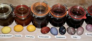 Gläser mit Farbe und gefärbte Ostereier